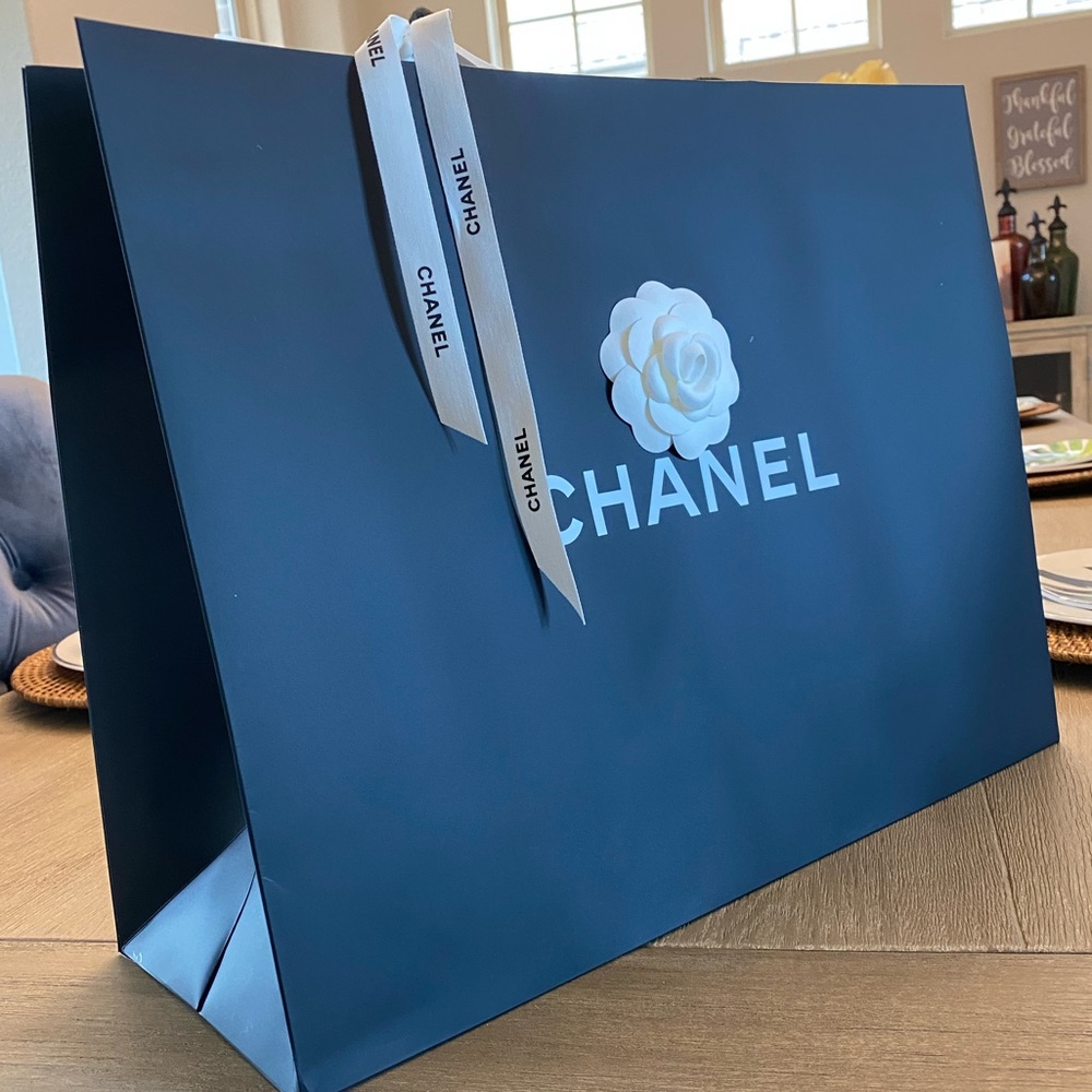 Authentic Chanel paper bag. Size: large.
It fits 2 shoe boxes.